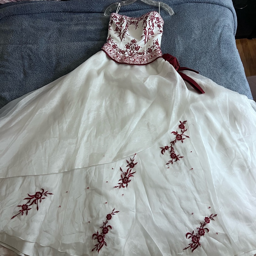 Sweet 16 / Quinceañera - White & Burgundy